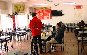 Video: Nhà hàng 'đìu hiu' vắng khách, chuyển bán online vì Covid-19
