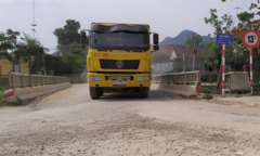 Cầu dân sinh 13 tấn oằn mình 'cõng' xe tải 30 tấn ở Nghệ An