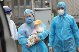 Điều trị cho bệnh nhi 3 tháng tuổi nhiễm Covid-19 có gì đặc biệt?