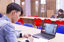 Video: Sinh viên hào hứng với giảng đường online mùa dịch Covid-19