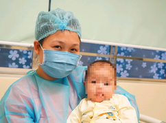 Lời cảm ơn qua màn hình điện thoại của mẹ bé 3 tháng tuổi nhiễm Covid-19