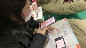 Dân mạng tranh cãi nảy lửa vì cô giáo nhiễm Covid-19 dạy học trực tuyến