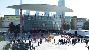 Giữa dịch Covid-19, chợ lớn nhất thế giới ở Trung Quốc mở cửa lại