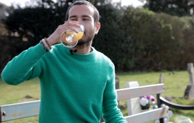 Người đàn ông tự chữa bệnh trầm cảm bằng cách uống nước tiểu mỗi ngày