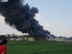 Cháy nhà xưởng ở TP.HCM, khói đen cuồn cuộn cao hàng chục mét