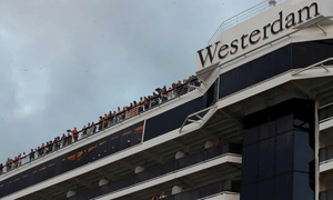 7 thuyền viên tàu Crystal Symphony không được TP.HCM cấp thẻ lên bờ