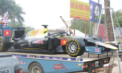 Ngắm mô hình xe đua F1 trên phố Hà Nội