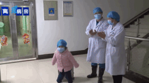 Bé gái nhiễm Covid-19 nhảy cảm ơn y, bác sỹ sau khi xuất viện