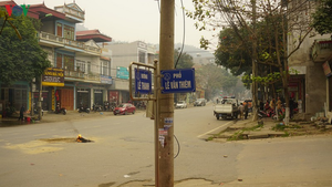 Clip: Xe tải vượt ẩu tông 3 mẹ con đi xe máy, bé gái 6 tuổi chết thảm