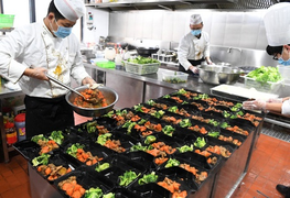 Bên trong nhà bếp đặc biệt tại bệnh viện tuyến đầu tâm dịch Vũ Hán