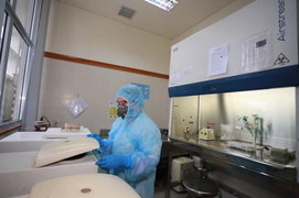 Xét nghiệm Covid-19 với người phụ nữ ho, sốt sau khi quá cảnh ở Hàn Quốc