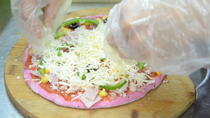 Độc đáo bánh pizza làm từ thanh long ruột đỏ