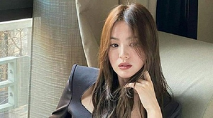 Song Hye Kyo khác lạ với phong cách tóc nâu, môi trầm