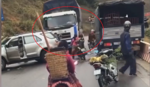 Video: Đứng xem tai nạn giao thông, đoàn người bị xe tải tông trúng