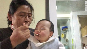 Mắc kẹt tại Vũ Hán, bà nội ung thư gồng mình chăm cháu gái 2 tuổi