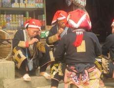 Lên Tả Phìn ngắm hoa, xem người bản địa thêu những chiếc váy rất lạ 