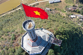 'Say lòng' với vẻ đẹp Hà Giang trong MV 'Vì một Việt Nam'