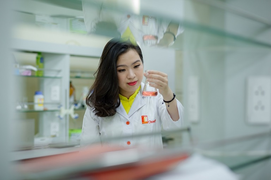 Video: Nữ kỹ sư trẻ ở Vĩnh Phúc bỏ tiền túi pha chế dung dịch sát khuẩn tặng người dân