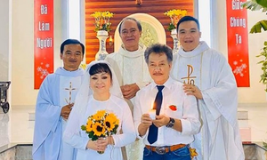 Danh ca Hương Lan rạng rỡ bên chồng trong lễ cưới ở nhà thờ