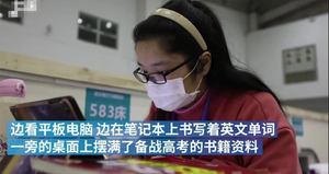 Nữ sinh trung học chăm chỉ ôn bài dù đang nhập viện vì Covid-19