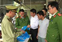 Chủ lò mổ gia súc sản xuất 30.000 khẩu trang y tế 'dởm' 