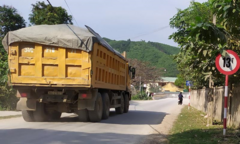 Cầu 13 tấn 'cõng' xe 30 tấn: Công an có phạt nhưng ô tô quá tải vẫn đi