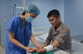 Ca ghép tay đầu tiên từ người cho sống: Sự trưởng thành của nền y học Việt Nam