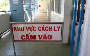 Hai người tự nguyện vào khu cách ly Covid-19 của Hà Nội