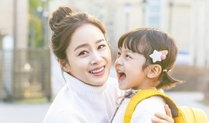Khán giả tranh cãi khi phim của Kim Tae Hee để bé trai 5 tuổi giả gái