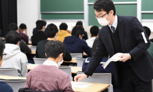 Hàng trăm nghìn sĩ tử Nhật Bản đeo khẩu trang thi đại học giữa dịch Covid-19