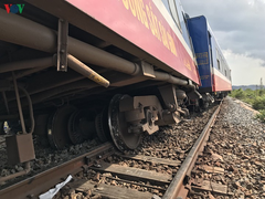 Hà Nội: Cãi nhau với bạn trai, cô gái trẻ lao vào tàu hỏa?