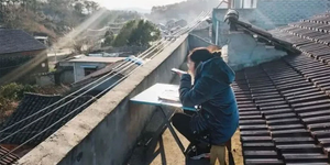 Cô giáo trèo lên mái nhà, ngồi giữa sân giá lạnh dạy học trực tuyến 