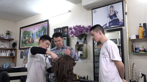 Video: Độc đáo tiệm cắt tóc trong im lặng của ông chủ 9x ở Hà Nội