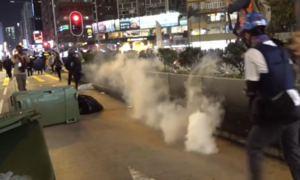 Người biểu tình Hong Kong lại xuống đường bất chấp Covid-19 