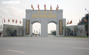 Cận cảnh cổng chào Di tích Bạch Đằng Giang bề thế dẫn vào khu di tích '3 không'