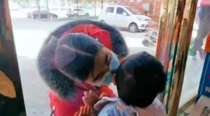 Xúc động giây phút nữ y tá hôn con nhỏ qua cửa kính