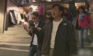 Thành Long ân cần bên vợ trên phim trường sau khi bị chỉ trích