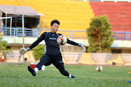 Video: Bùi Tiến Dũng tiếp tục mắc lỗi khiến TPHCM thủng lưới