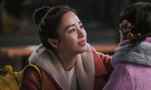 Phim của Kim Tae Hee ngừng quay vì một nhân viên nghi nhiễm Covid-19