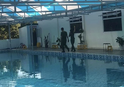 Bé trai 12 tuổi chết đuối dưới hồ bơi chưa được cấp phép