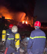 Hơn 100 cảnh sát TP.HCM căng mình dập lửa tại công ty nhựa