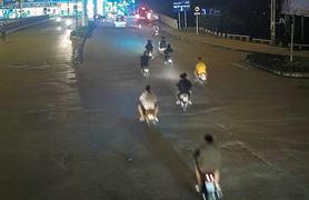 Nhóm 'trẻ trâu' tụ tập nẹt pô, đua xe náo loạn đường phố Hải Phòng