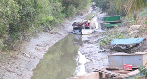 Hạn, mặn ở Cà Mau: Tranh cãi về việc bơm nước mặn vào sông để tránh sụt lở