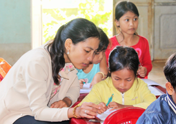 Vợ chồng giáo viên phố núi mở lớp học miễn phí, đến từng nhà vận động trẻ đi học