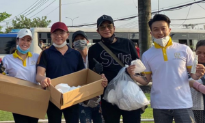 Nhật Kim Anh cùng MC Đại Nghĩa phát khẩu trang miễn phí để chống dịch Covid-19