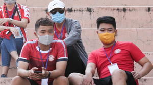 Ảnh: Khổ sở xem bóng đá Việt Nam thời Covid-19