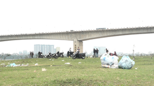 Video: Dân tụ tập dã ngoại, chân cầu Vĩnh Tuy ngập ngụa rác thải