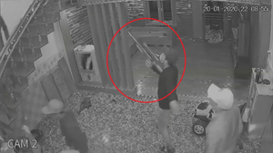 Nghi án côn đồ xông vào nhà dân nổ súng, dùng dao chém 4 người