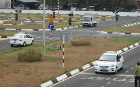 Video: Vì sao người dân đổ xô đi học lái xe?