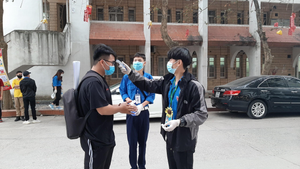 Đoàn thanh niên hỗ trợ đo thân nhiệt, phát khẩu trang ngày đầu sinh viên đi học lại